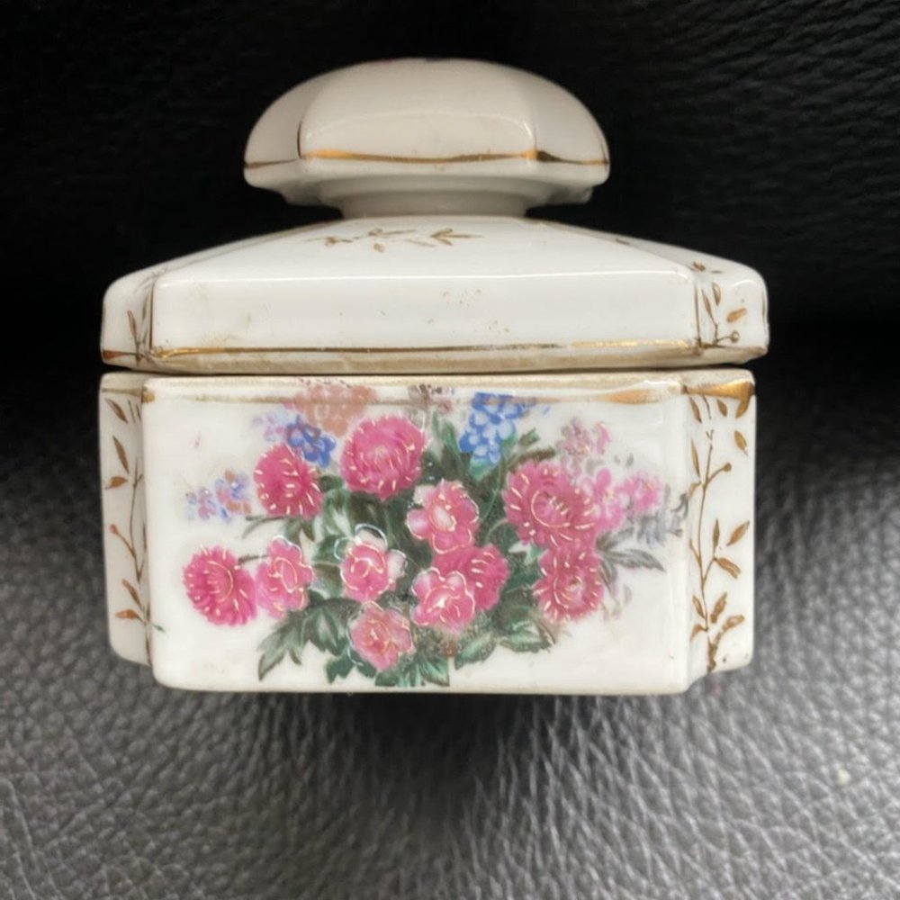 ANTIQUE HAND PAINTED  PORCELAIN   FLOWER  TRINKET  BOX.